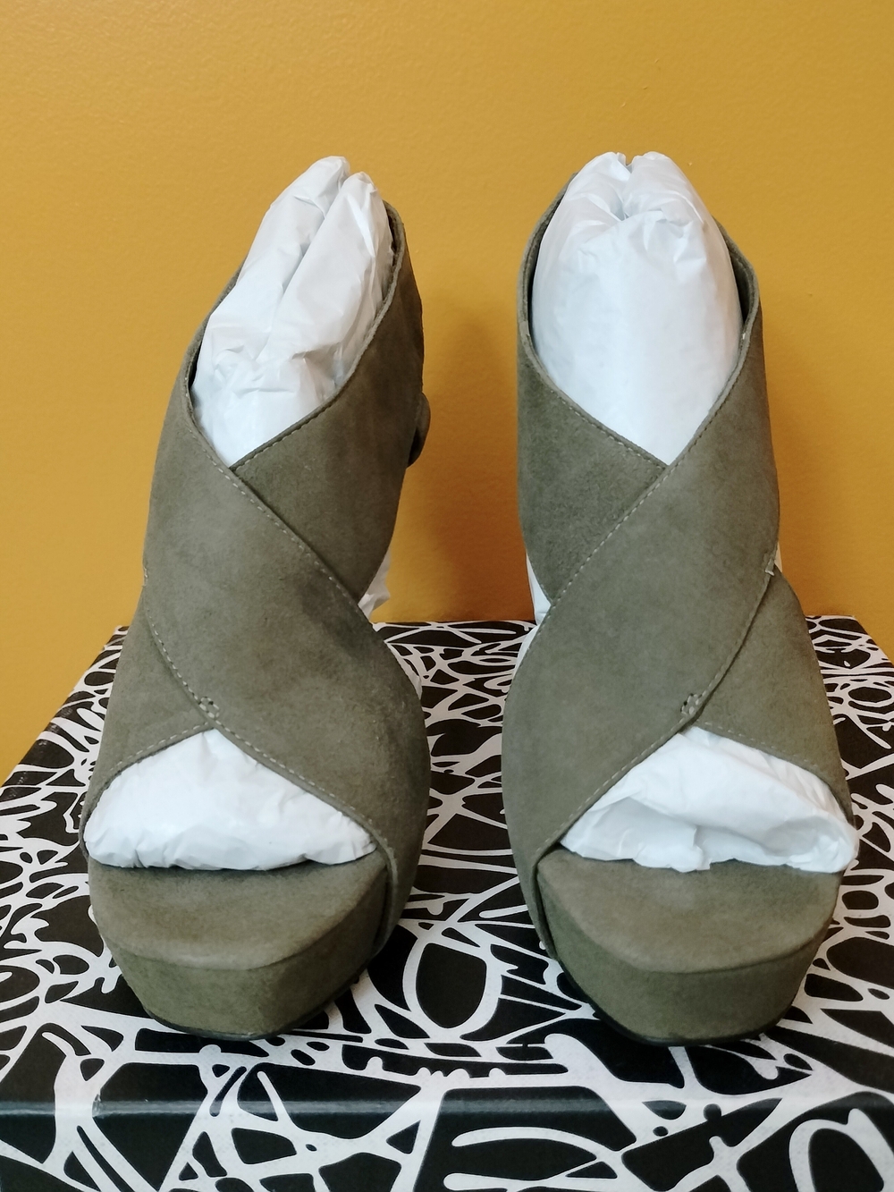 NWOT DVF Zia Gray Taupe Suede Platform Heels Size 8M Original Box